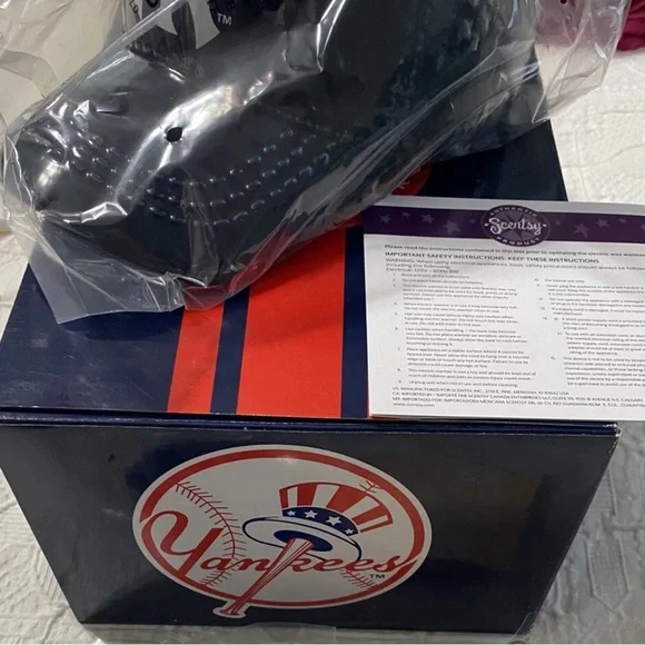 New York Yankees Scentsy Warmer - Picture 2 of 5